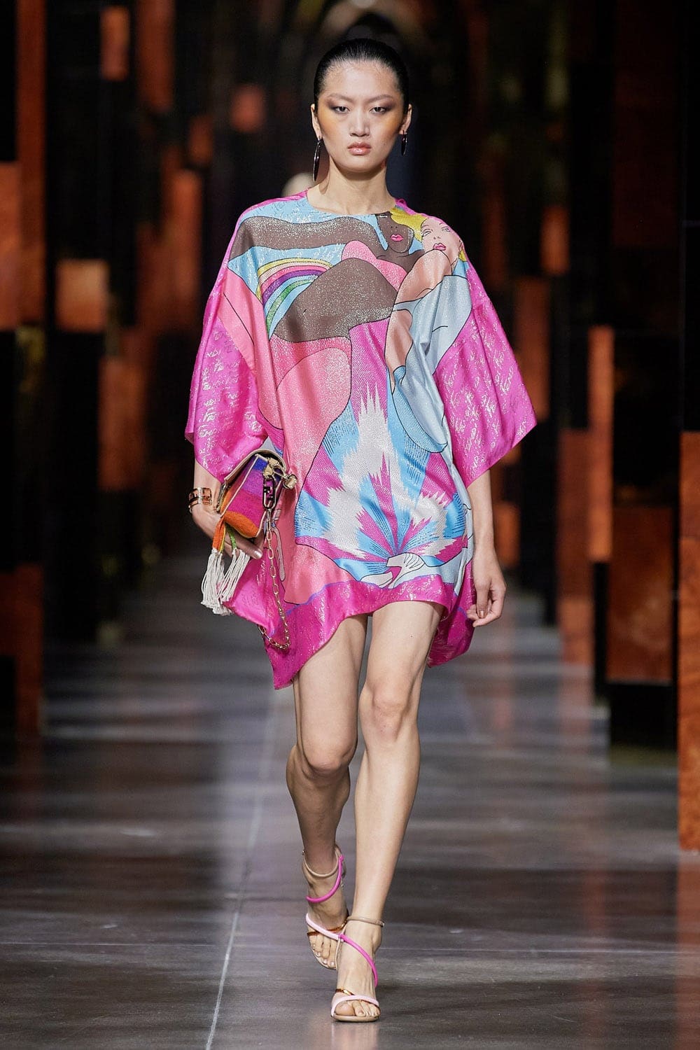 Fendi Printemps Été 2022 Milan par RUNWAY MAGAZINE