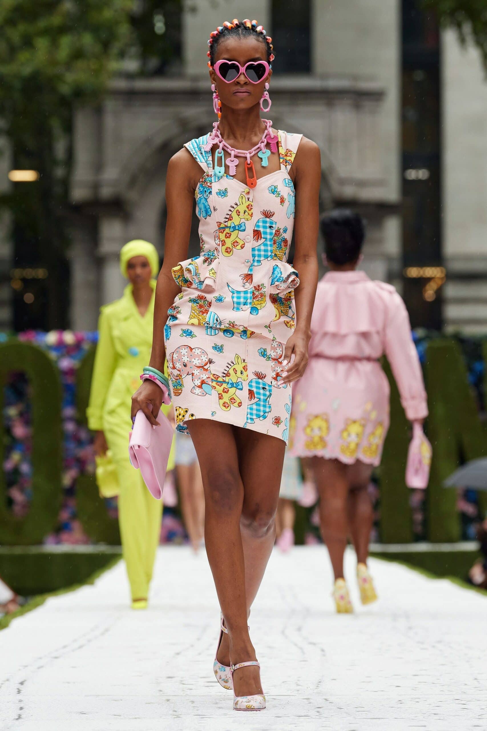 Moschino printemps-été 2022 par RUNWAY MAGAZINE