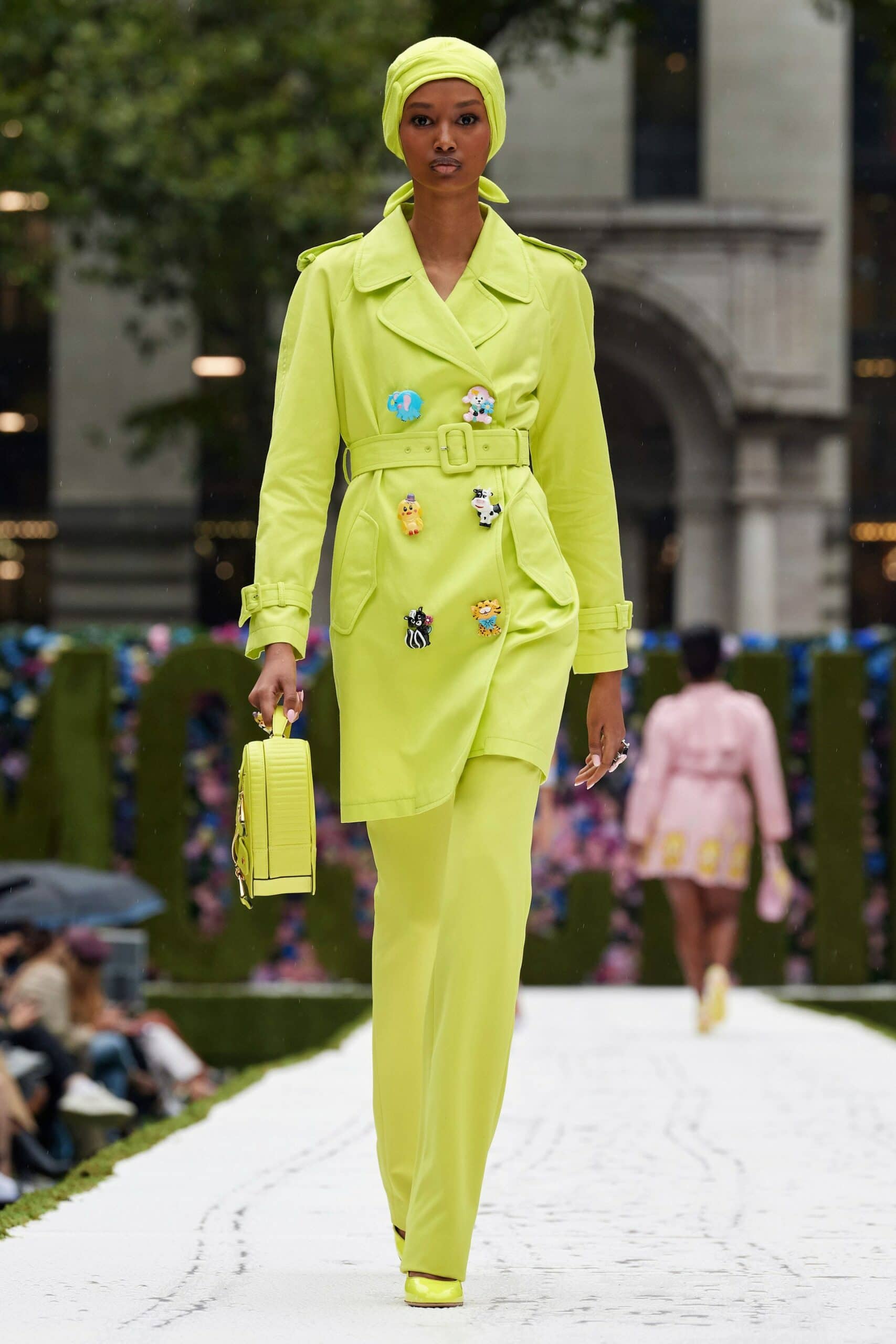 Moschino printemps-été 2022 par RUNWAY MAGAZINE