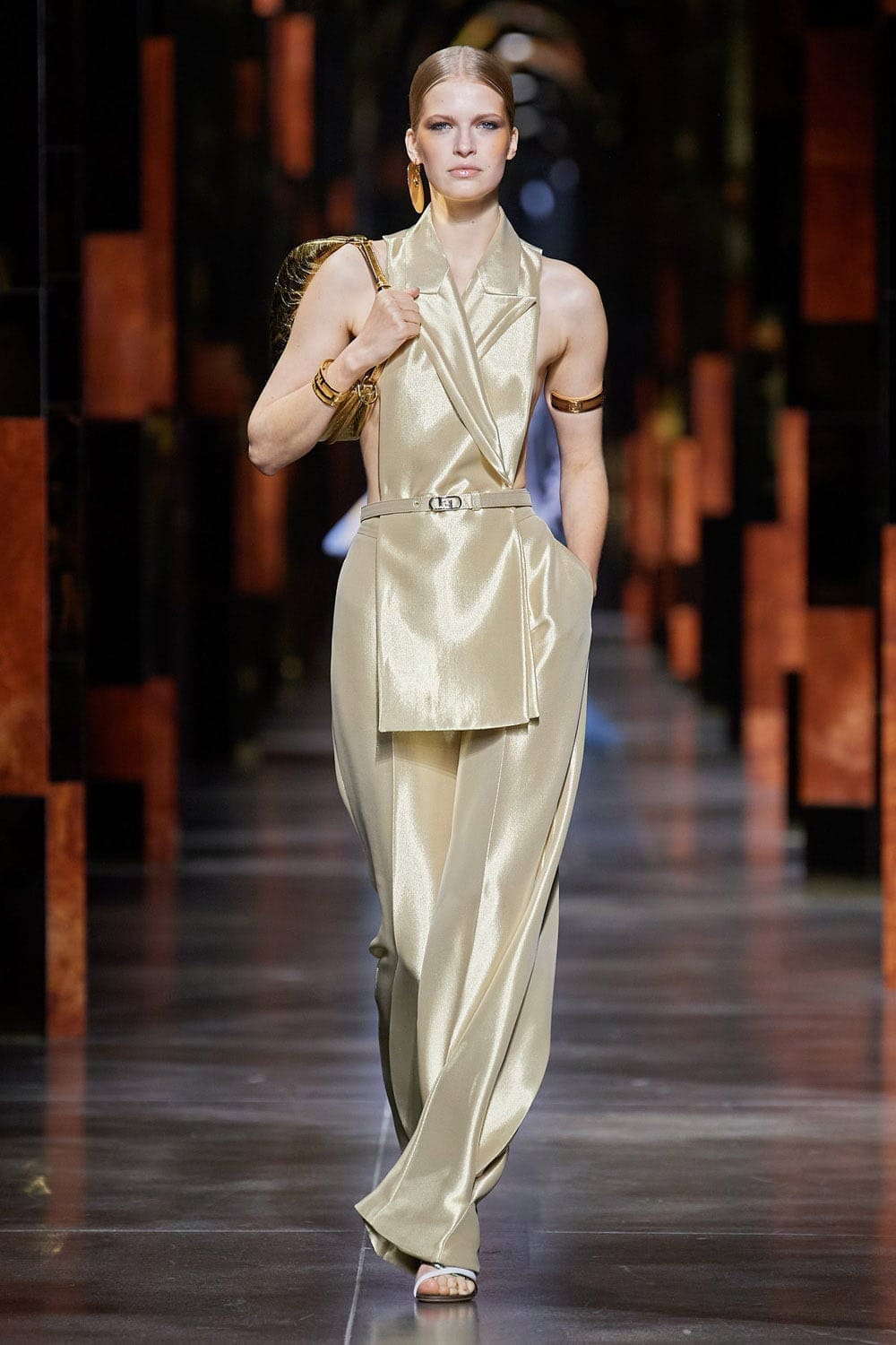 Fendi Printemps Été 2022 Milan par RUNWAY MAGAZINE