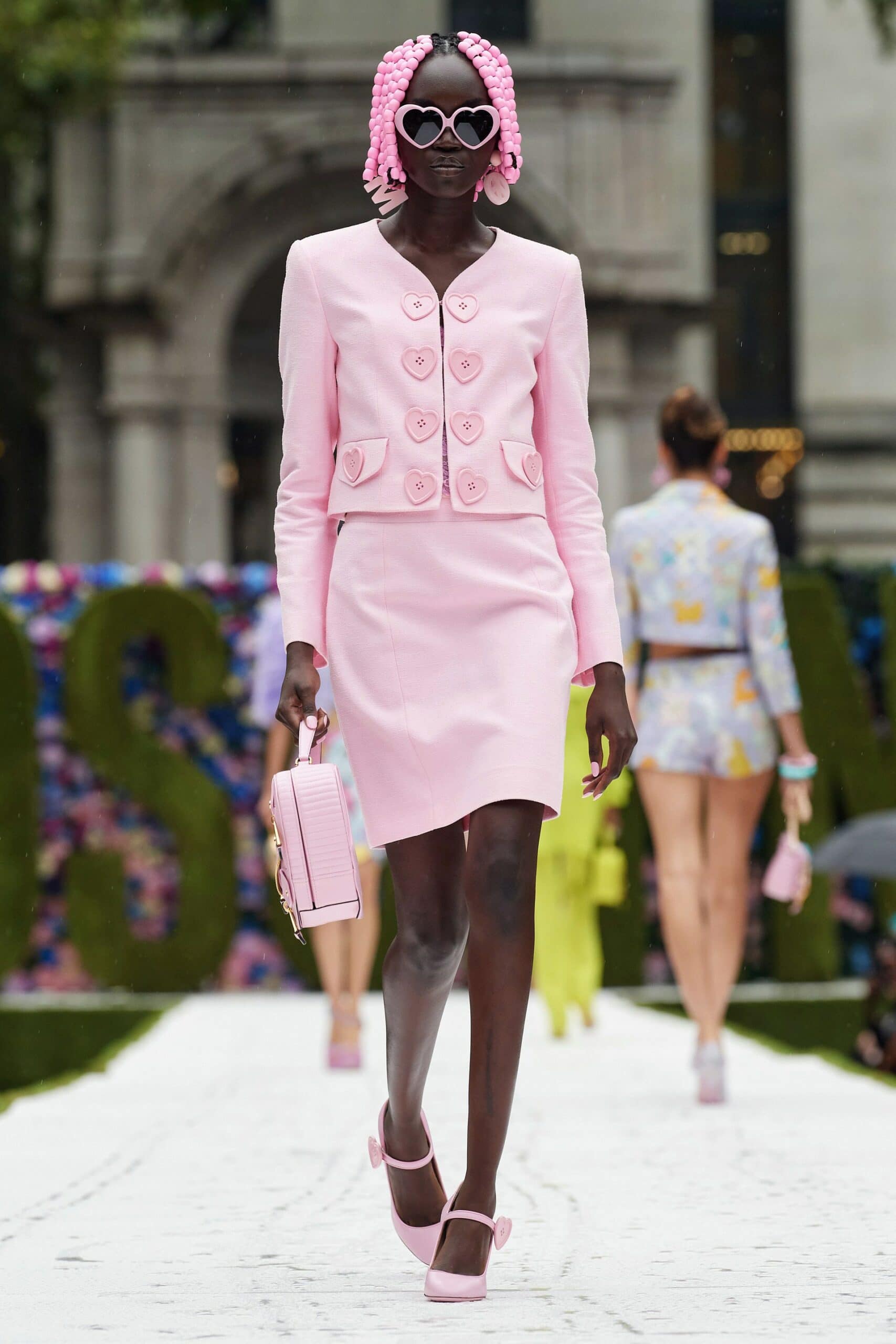 Moschino printemps-été 2022 par RUNWAY MAGAZINE