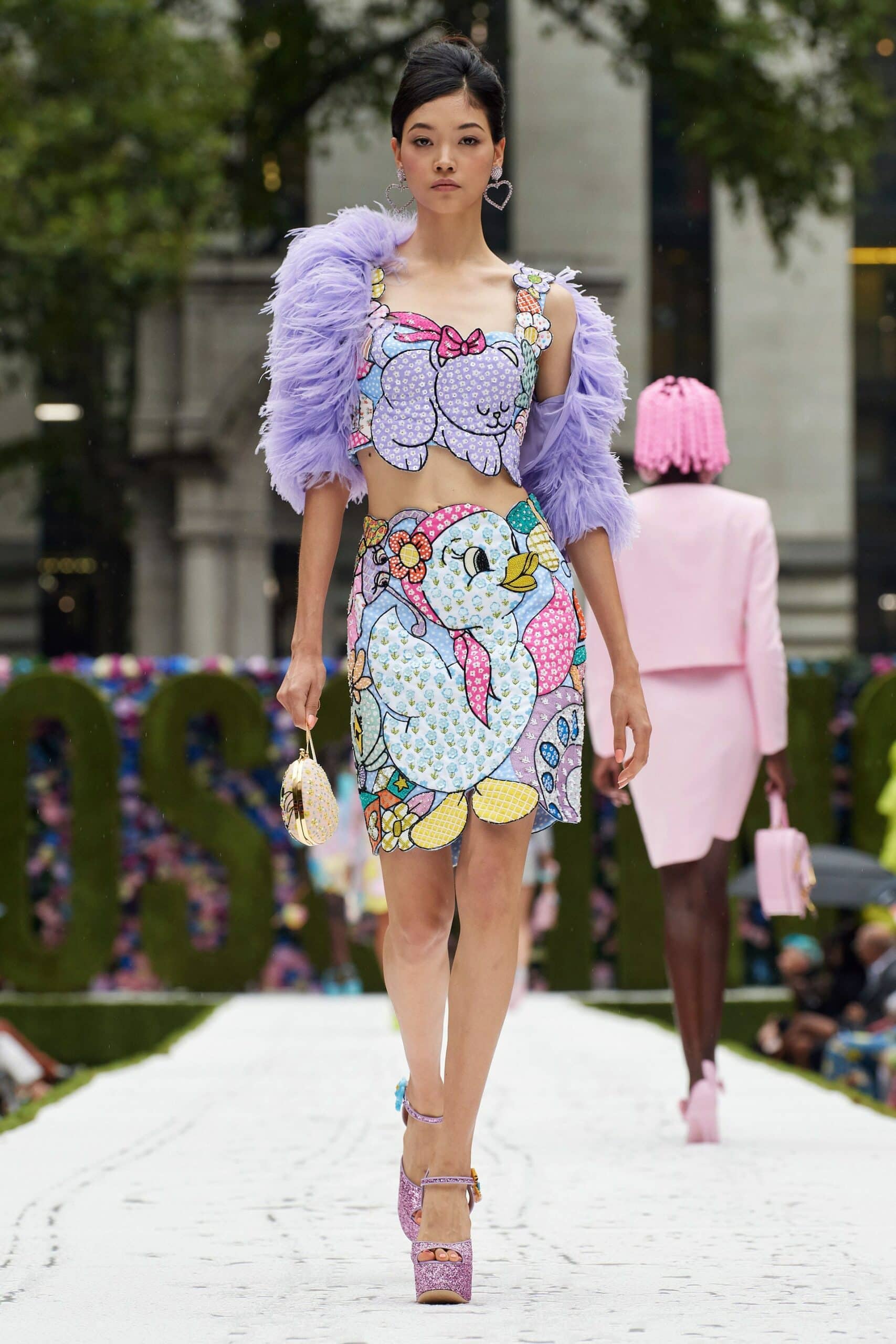 Moschino printemps-été 2022 par RUNWAY MAGAZINE