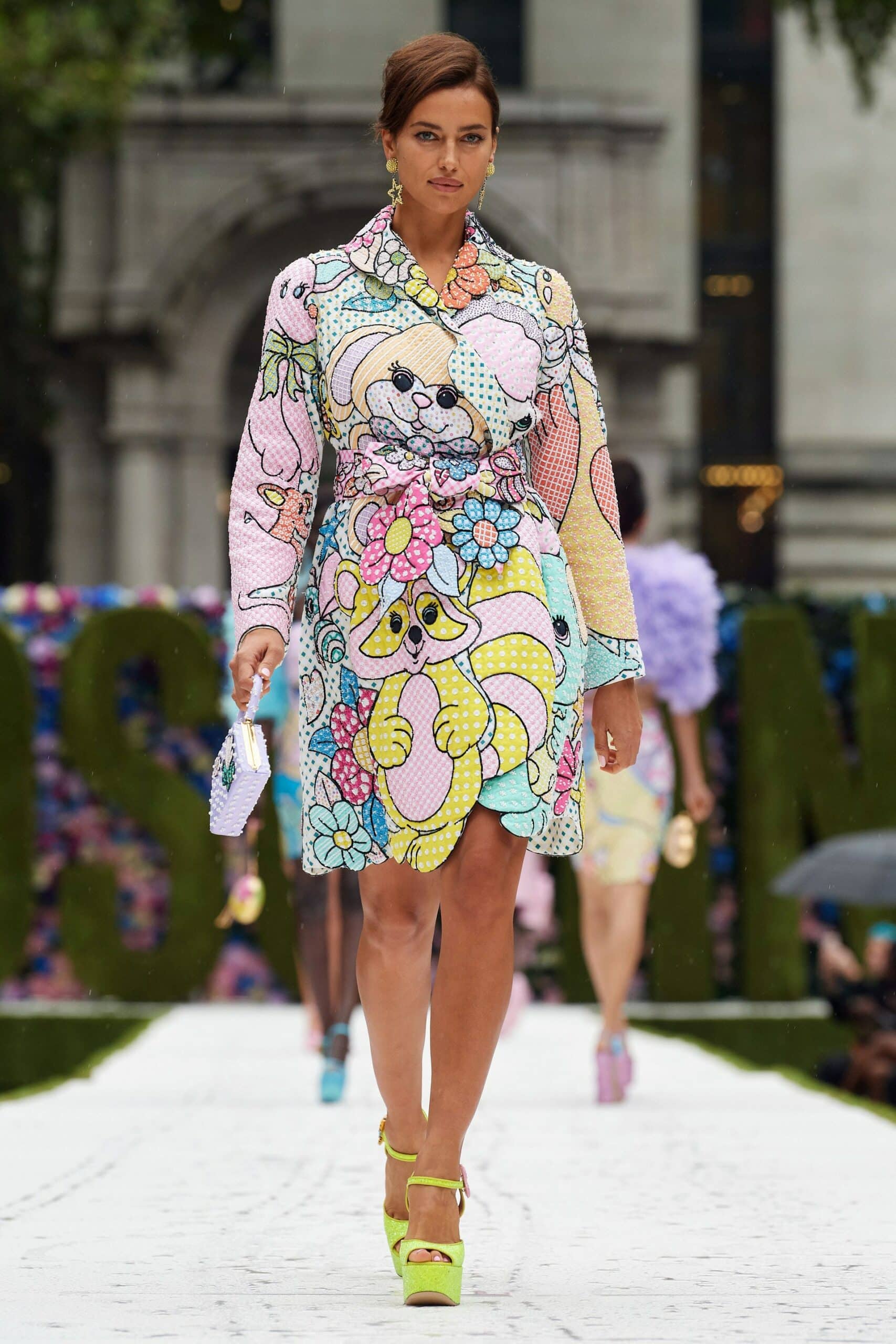 Moschino printemps-été 2022 par RUNWAY MAGAZINE