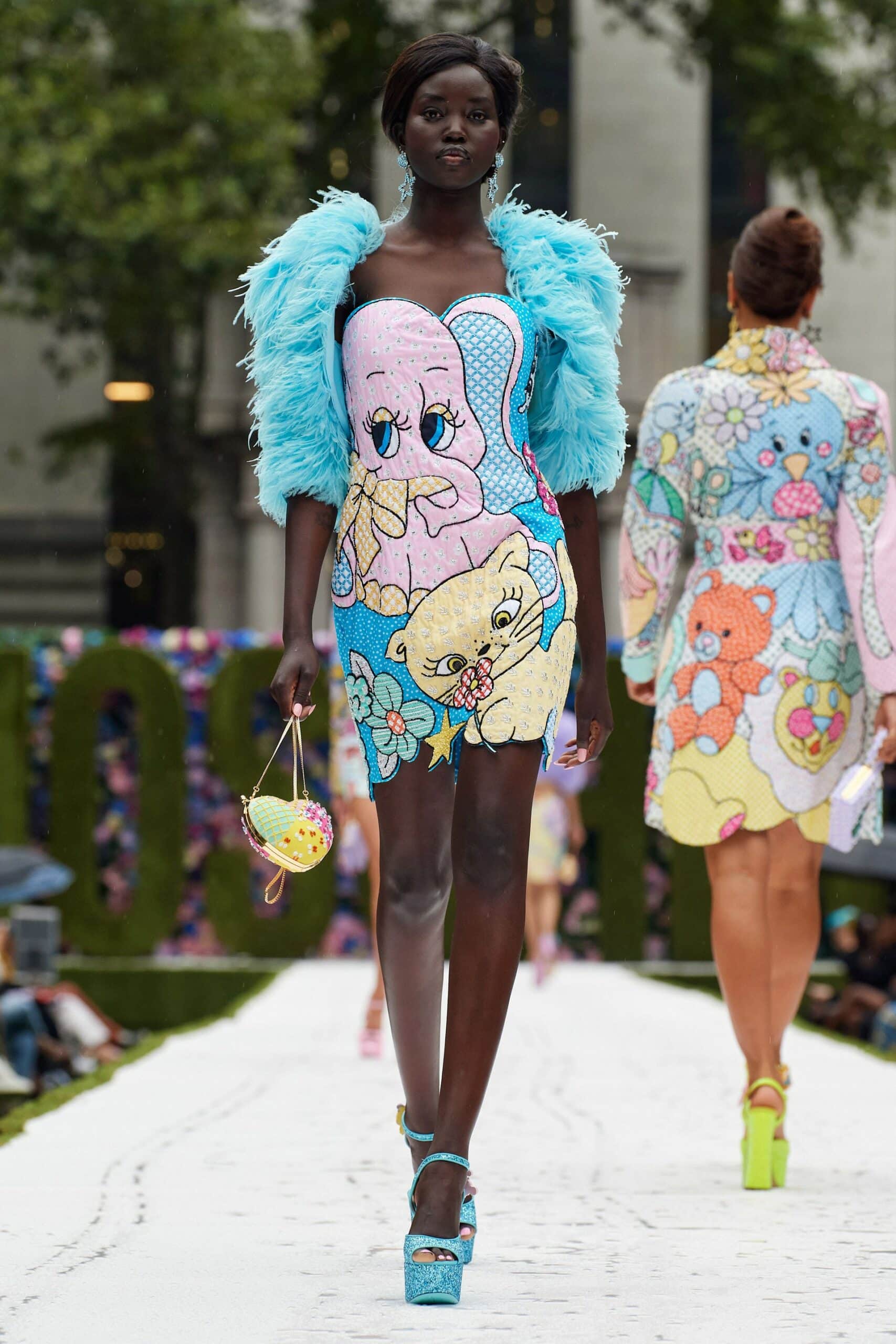 Moschino printemps-été 2022 par RUNWAY MAGAZINE