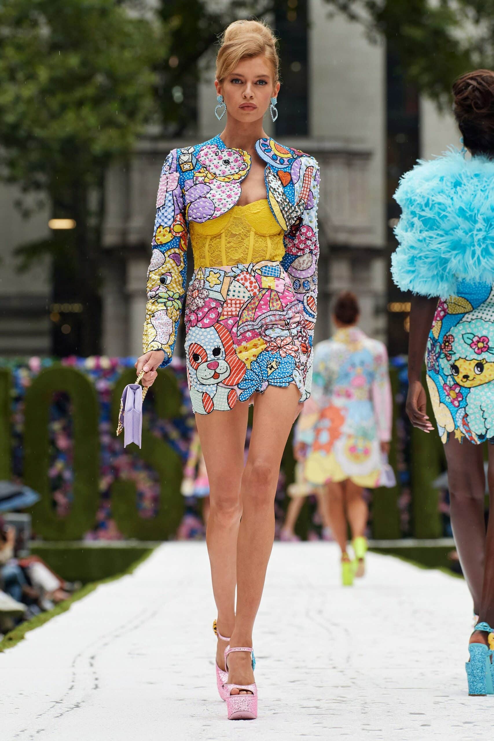 Moschino printemps-été 2022 par RUNWAY MAGAZINE