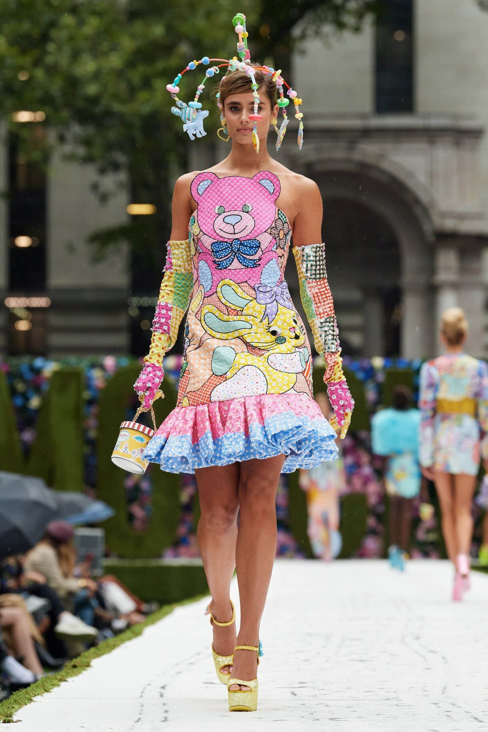Moschino printemps-été 2022 par RUNWAY MAGAZINE