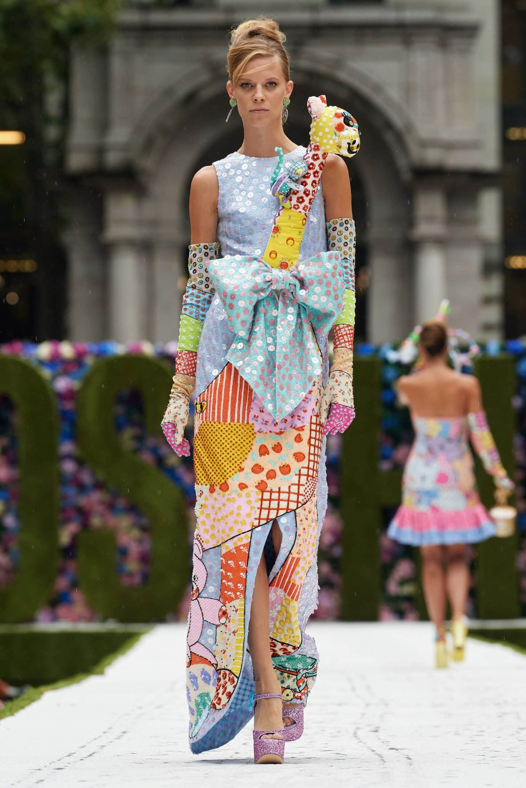 Moschino printemps-été 2022 par RUNWAY MAGAZINE
