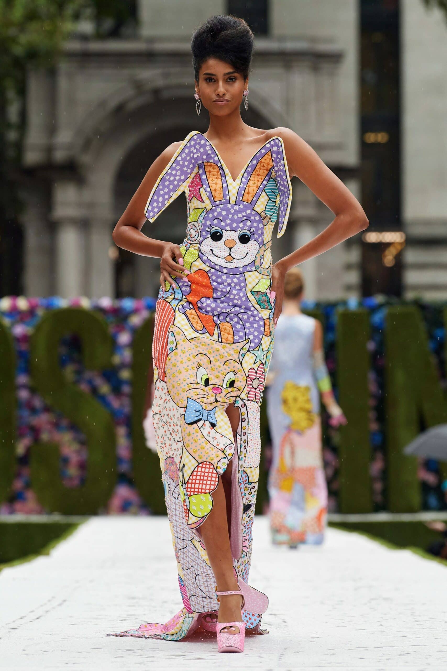 Moschino printemps-été 2022 par RUNWAY MAGAZINE