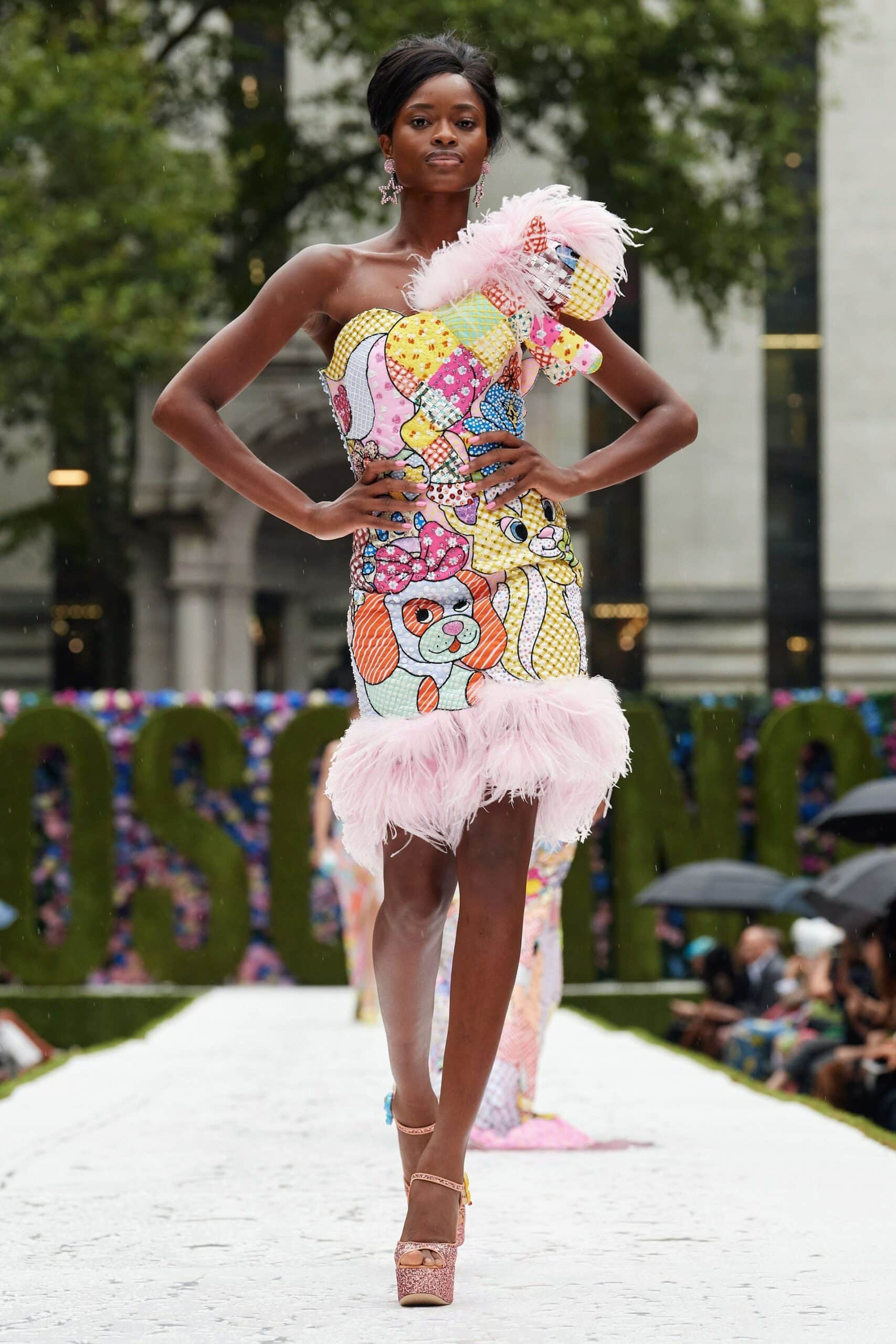 Moschino printemps-été 2022 par RUNWAY MAGAZINE
