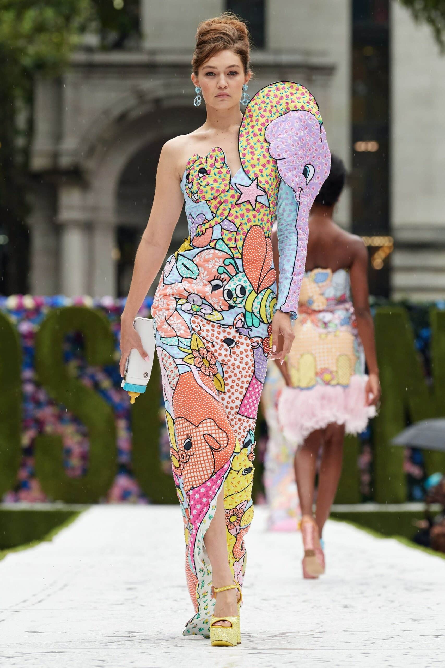 Moschino printemps-été 2022 par RUNWAY MAGAZINE