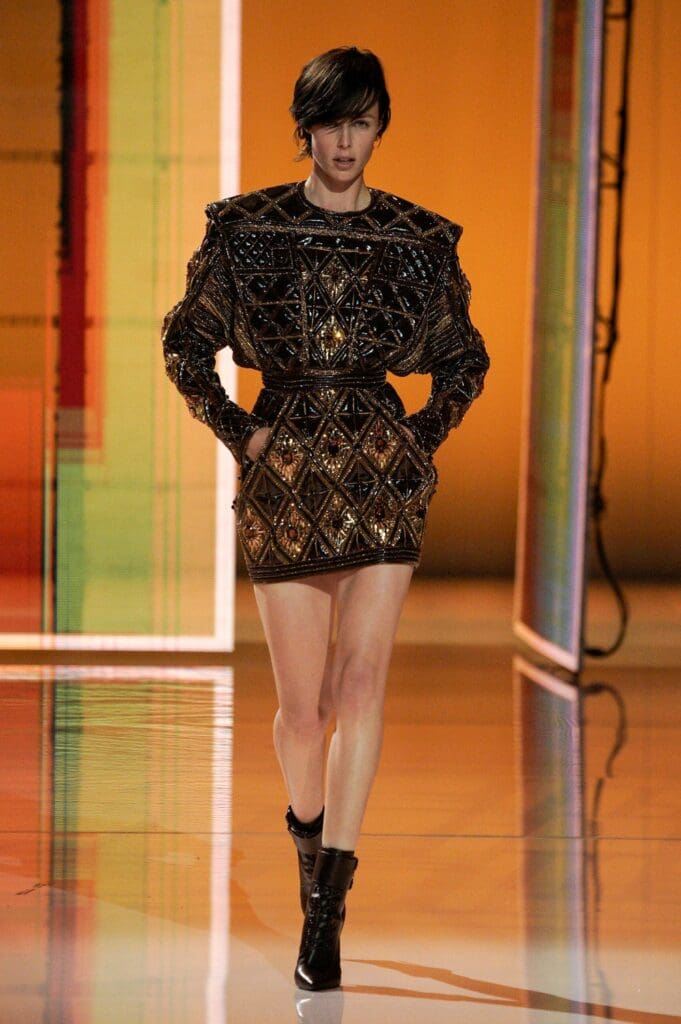 Balmain de Olivier Rousteing Primavera Verano 2022 por RUNWAY REVISTA