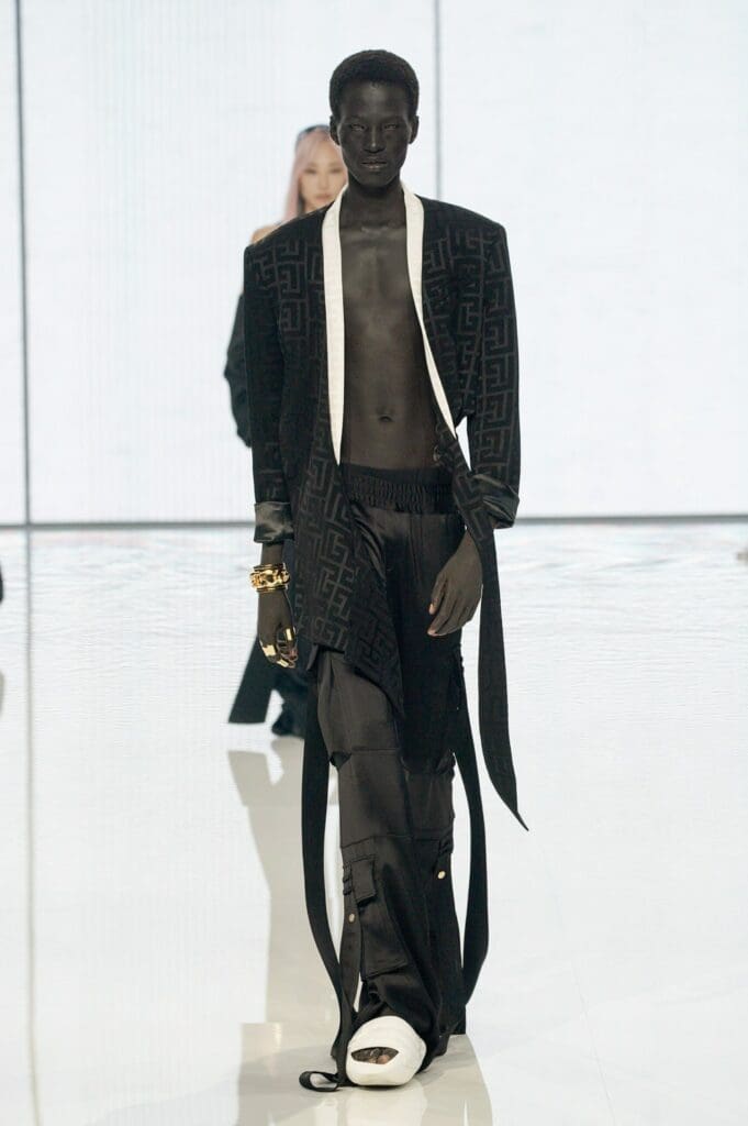 Balmain de Olivier Rousteing Primavera Verano 2022 por RUNWAY REVISTA