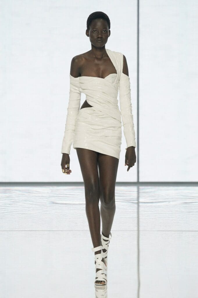 Balmain de Olivier Rousteing Primavera Verano 2022 por RUNWAY REVISTA