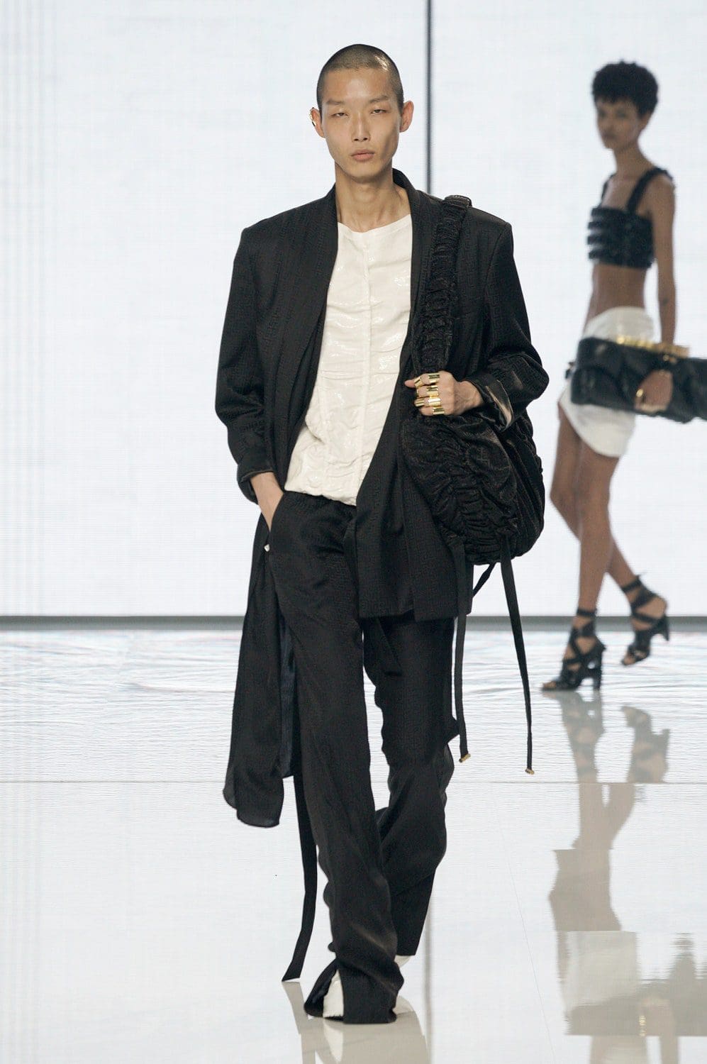 奥利维尔的巴尔曼 Rousteing 2022 春夏 RUNWAY 杂志