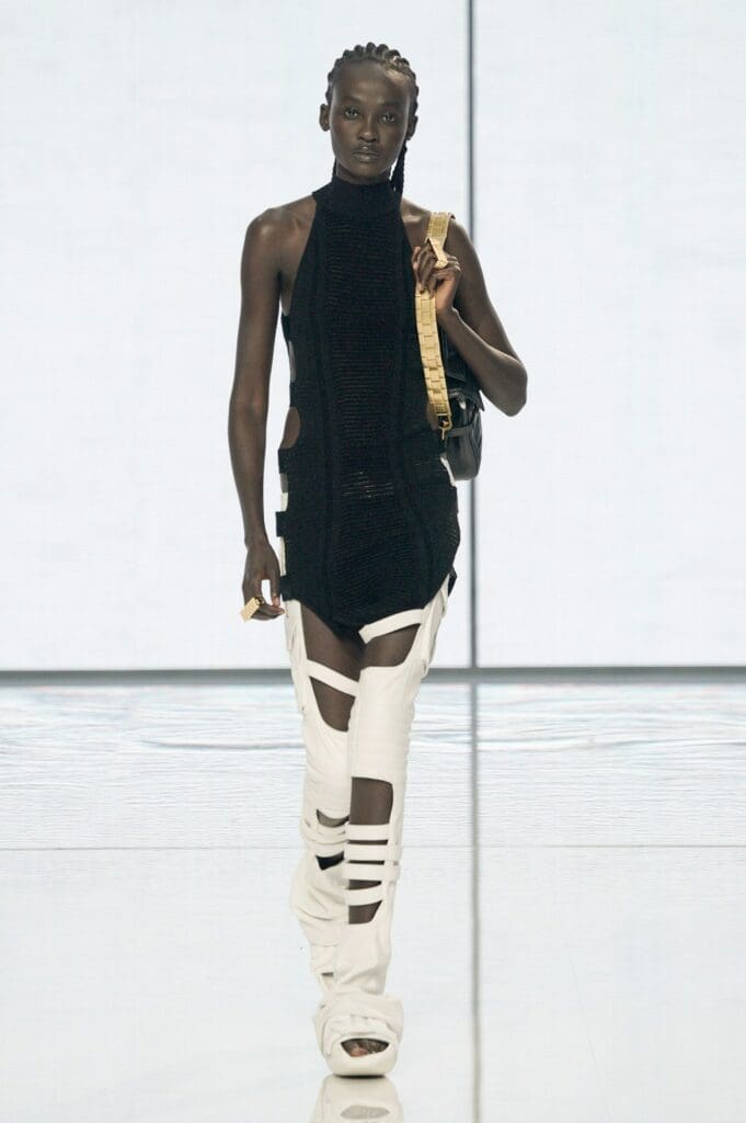 Balmain de Olivier Rousteing Primavera Verano 2022 por RUNWAY REVISTA