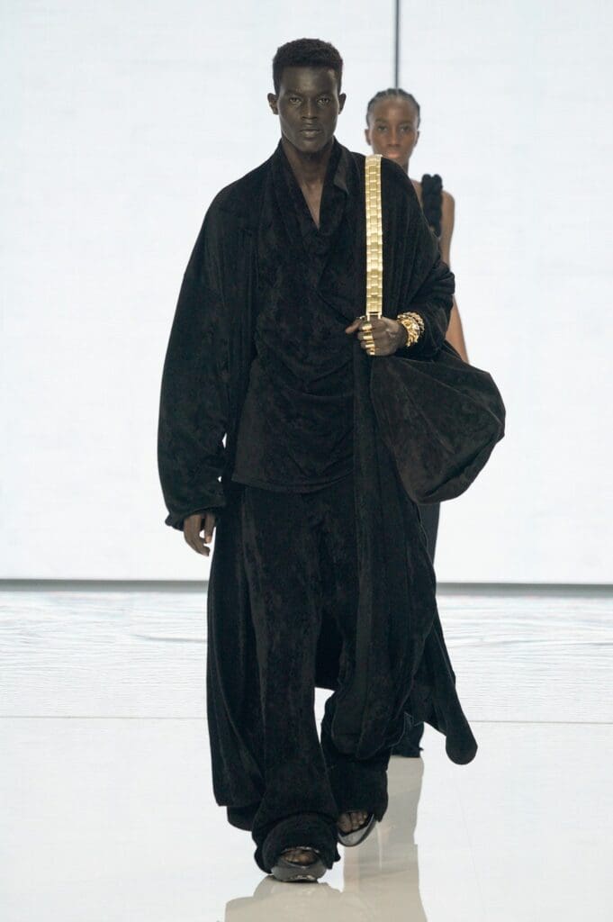 Balmain de Olivier Rousteing Primavera Verano 2022 por RUNWAY REVISTA
