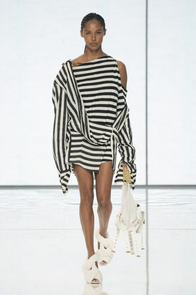 Balmain de Olivier Rousteing Primavera Verano 2022 por RUNWAY REVISTA