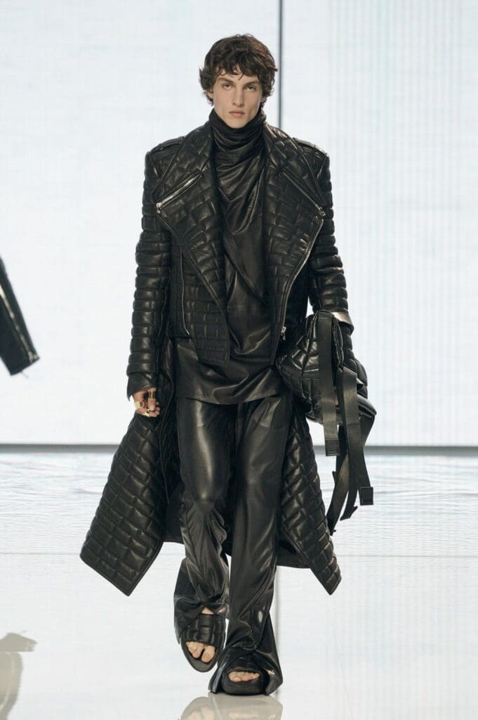 Balmain de Olivier Rousteing Primavera Verano 2022 por RUNWAY REVISTA