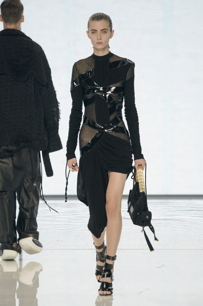 Balmain de Olivier Rousteing Primavera Verano 2022 por RUNWAY REVISTA
