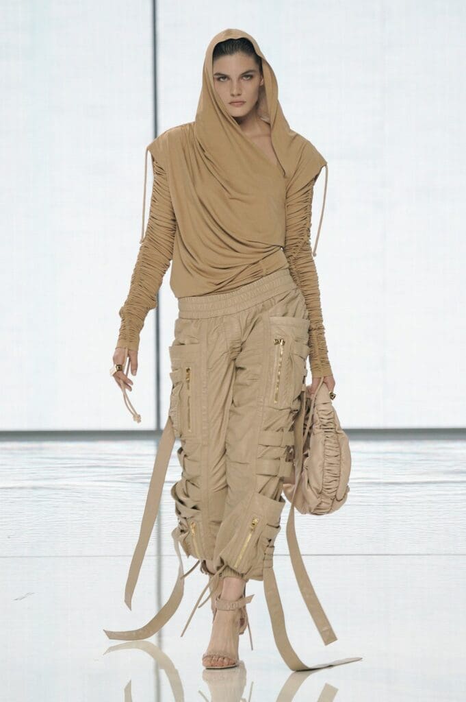 Balmain de Olivier Rousteing Primavera Verano 2022 por RUNWAY REVISTA