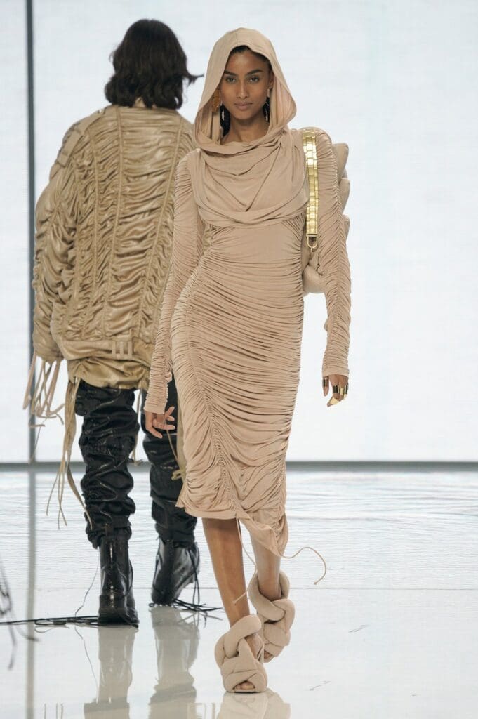 Balmain de Olivier Rousteing Primavera Verano 2022 por RUNWAY REVISTA