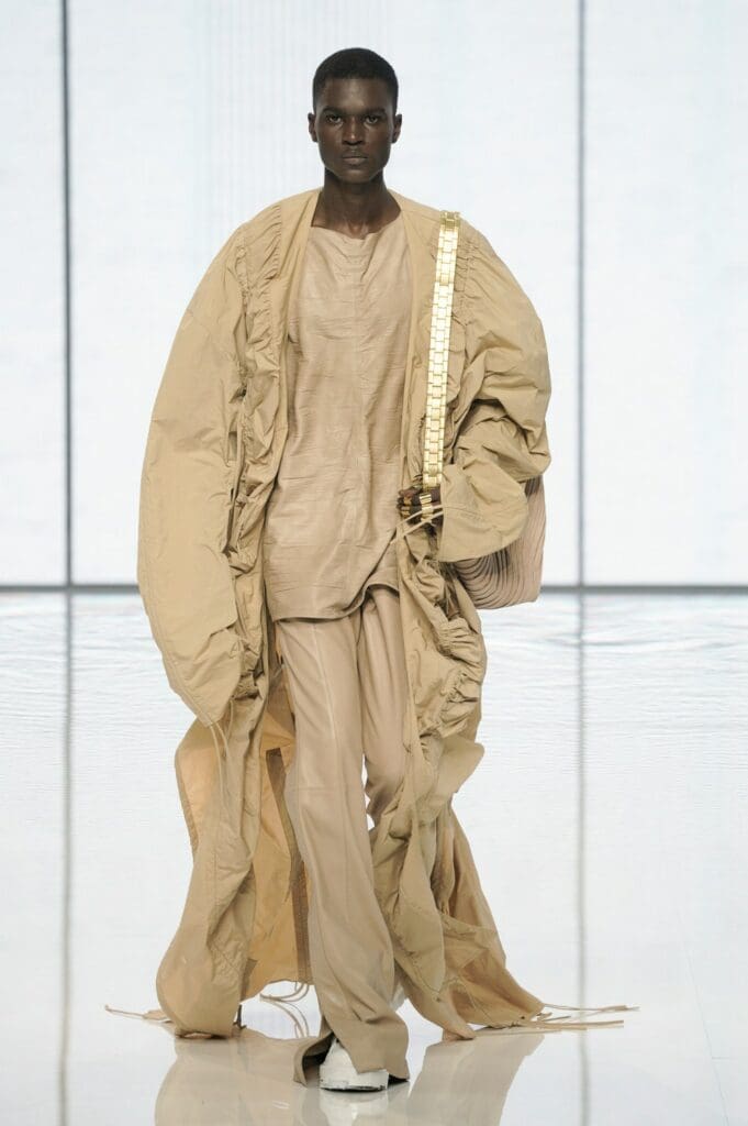Balmain de Olivier Rousteing Primavera Verano 2022 por RUNWAY REVISTA