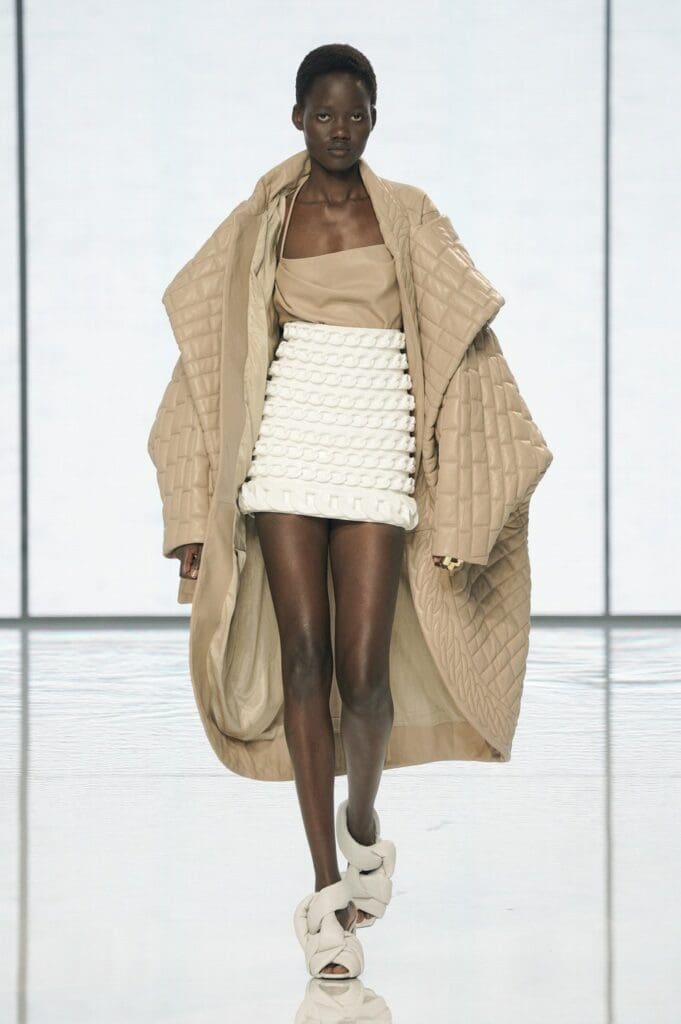 Balmain de Olivier Rousteing Primavera Verano 2022 por RUNWAY REVISTA