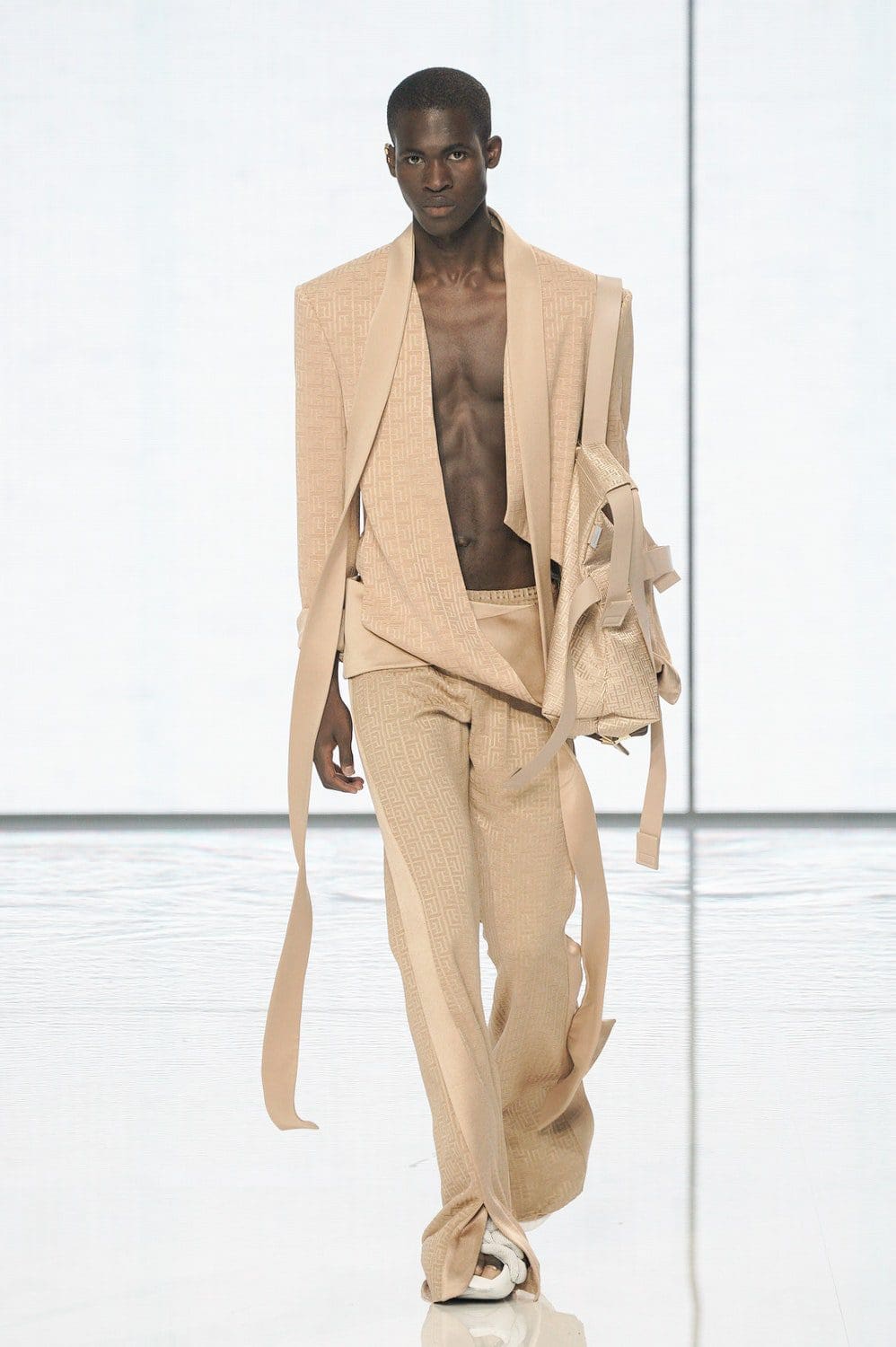 奥利维尔的巴尔曼 Rousteing 2022 春夏 RUNWAY 杂志