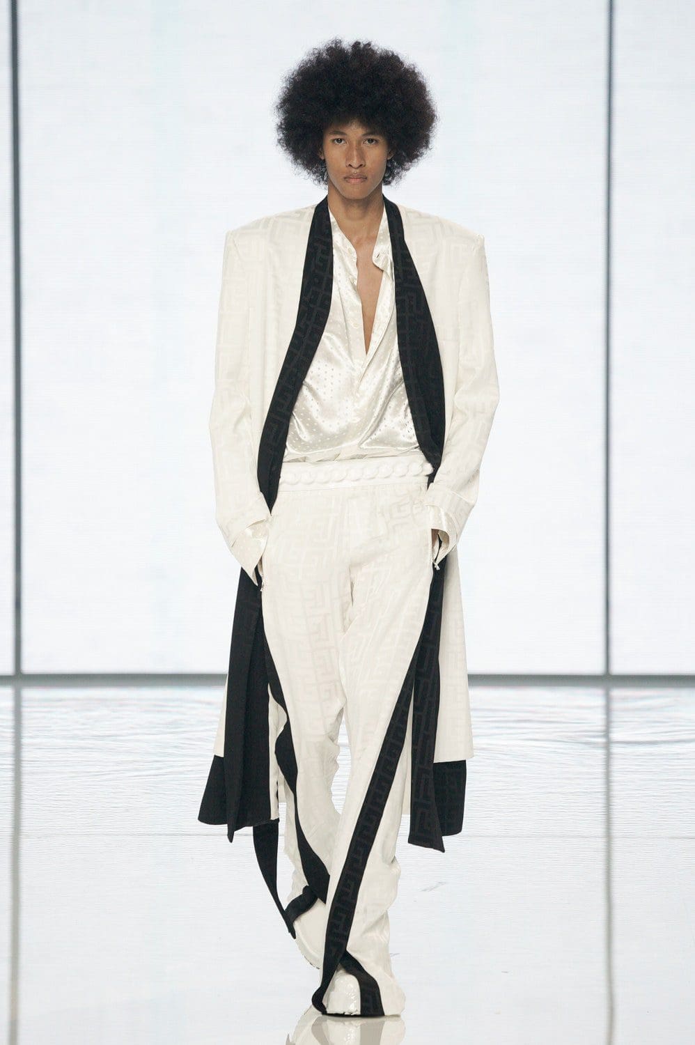 奥利维尔的巴尔曼 Rousteing 2022 春夏 RUNWAY 杂志
