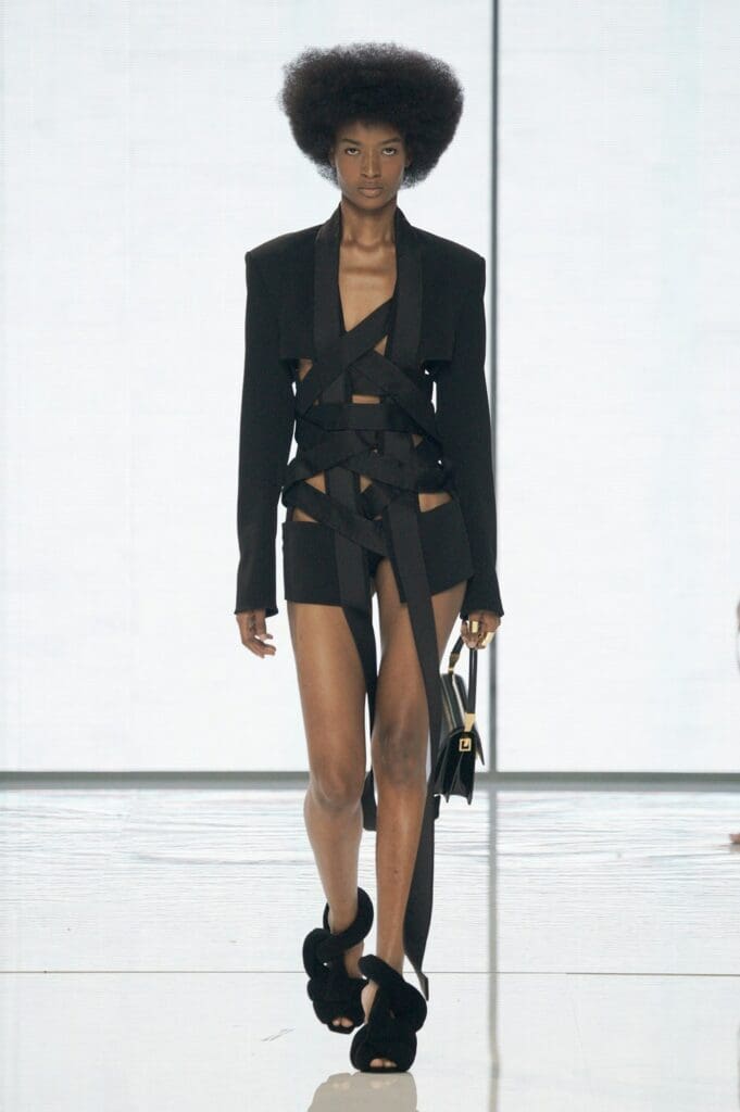 Balmain de Olivier Rousteing Primavera Verano 2022 por RUNWAY REVISTA