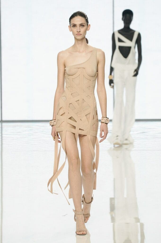 Balmain de Olivier Rousteing Primavera Verano 2022 por RUNWAY REVISTA