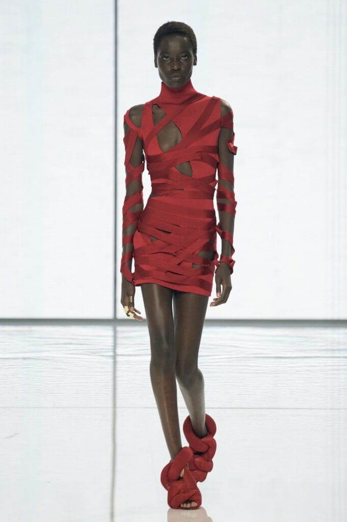 Balmain de Olivier Rousteing Primavera Verano 2022 por RUNWAY REVISTA