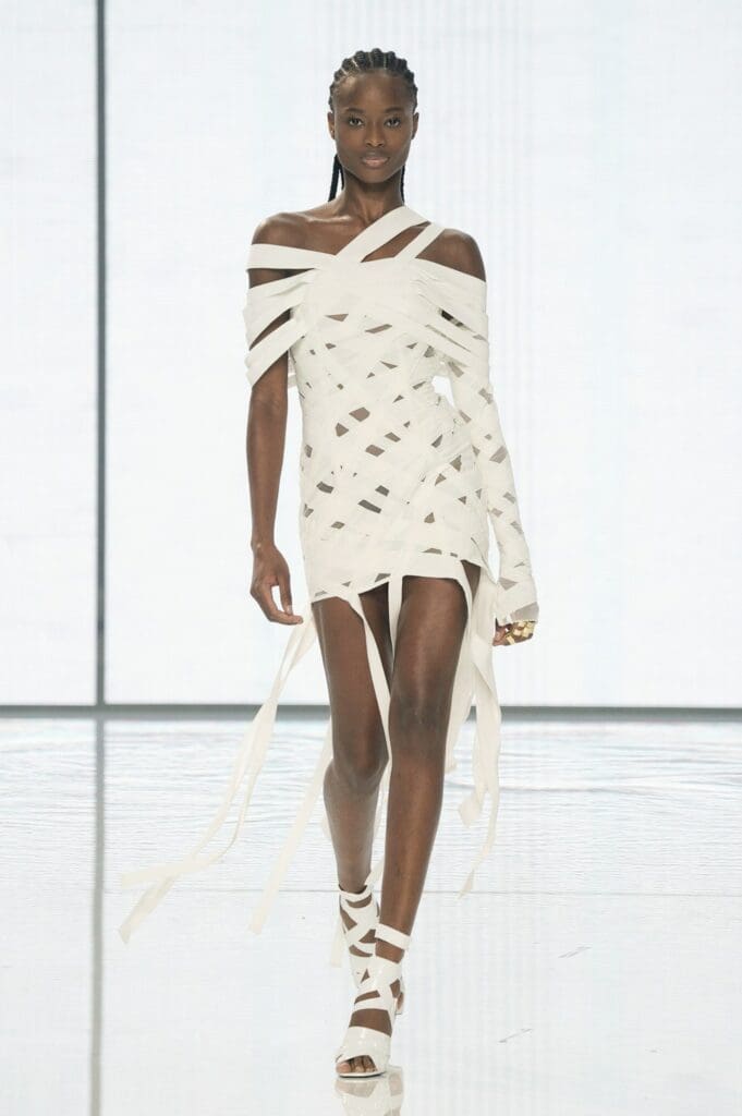 Balmain de Olivier Rousteing Primavera Verano 2022 por RUNWAY REVISTA