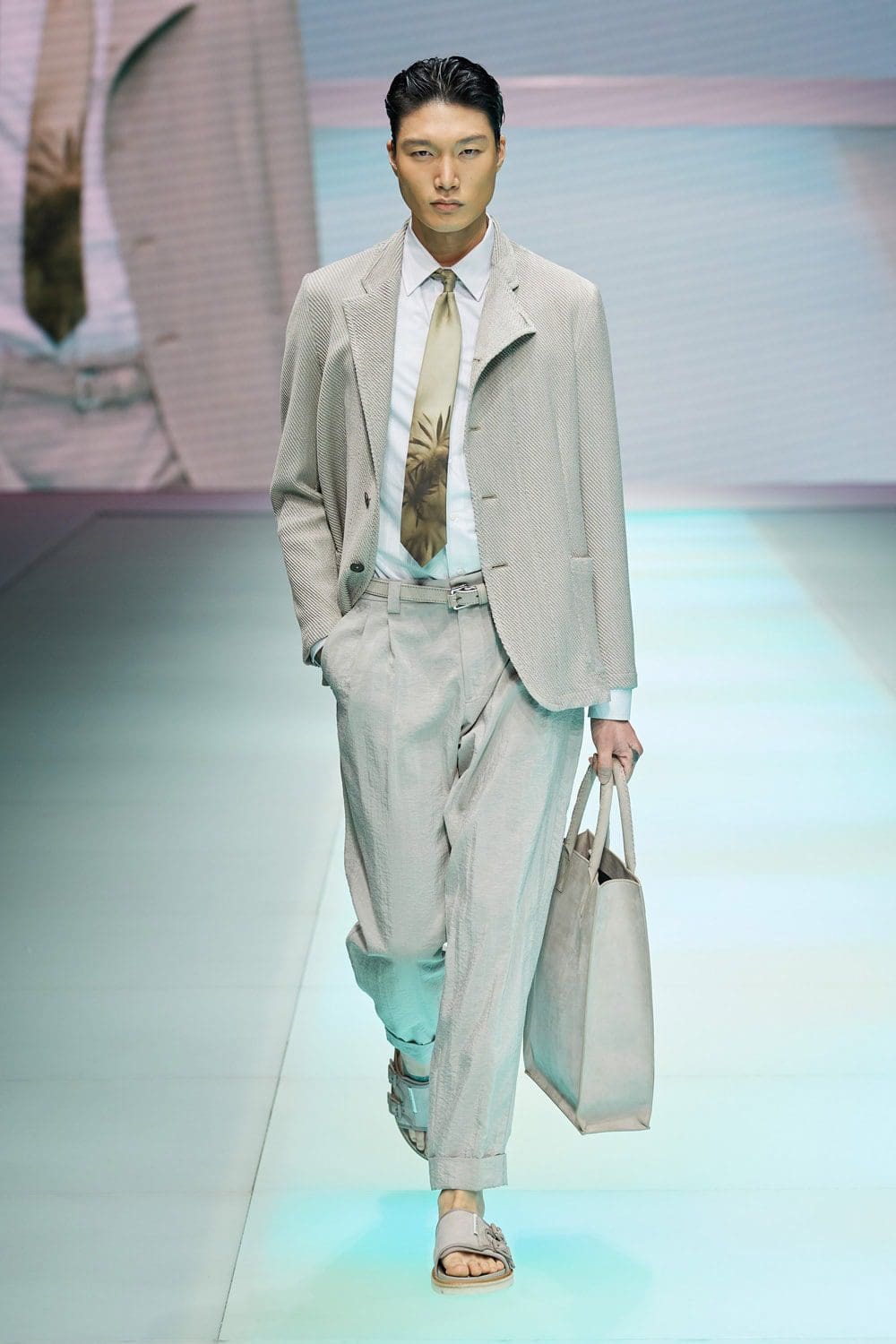 Emporio Armani Spring Summer 2022 por RUNWAY MAGAZINE
