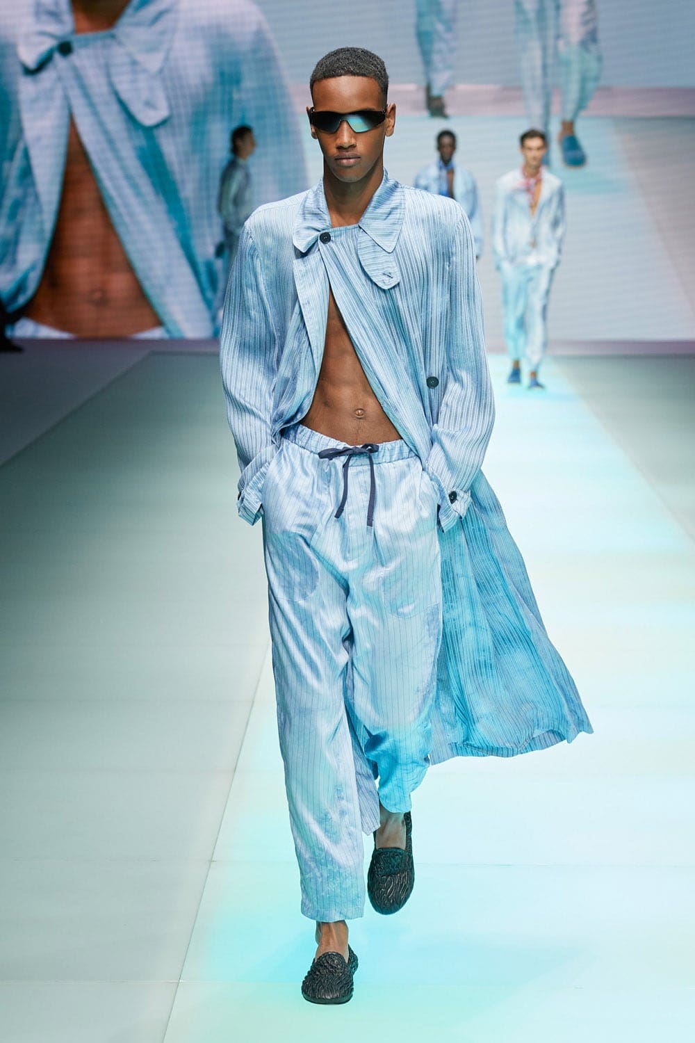 Emporio Armani Spring Summer 2022 por RUNWAY REVISTAEmporio Armani Primavera Verão 2022 por RUNWAY MAGAZINE