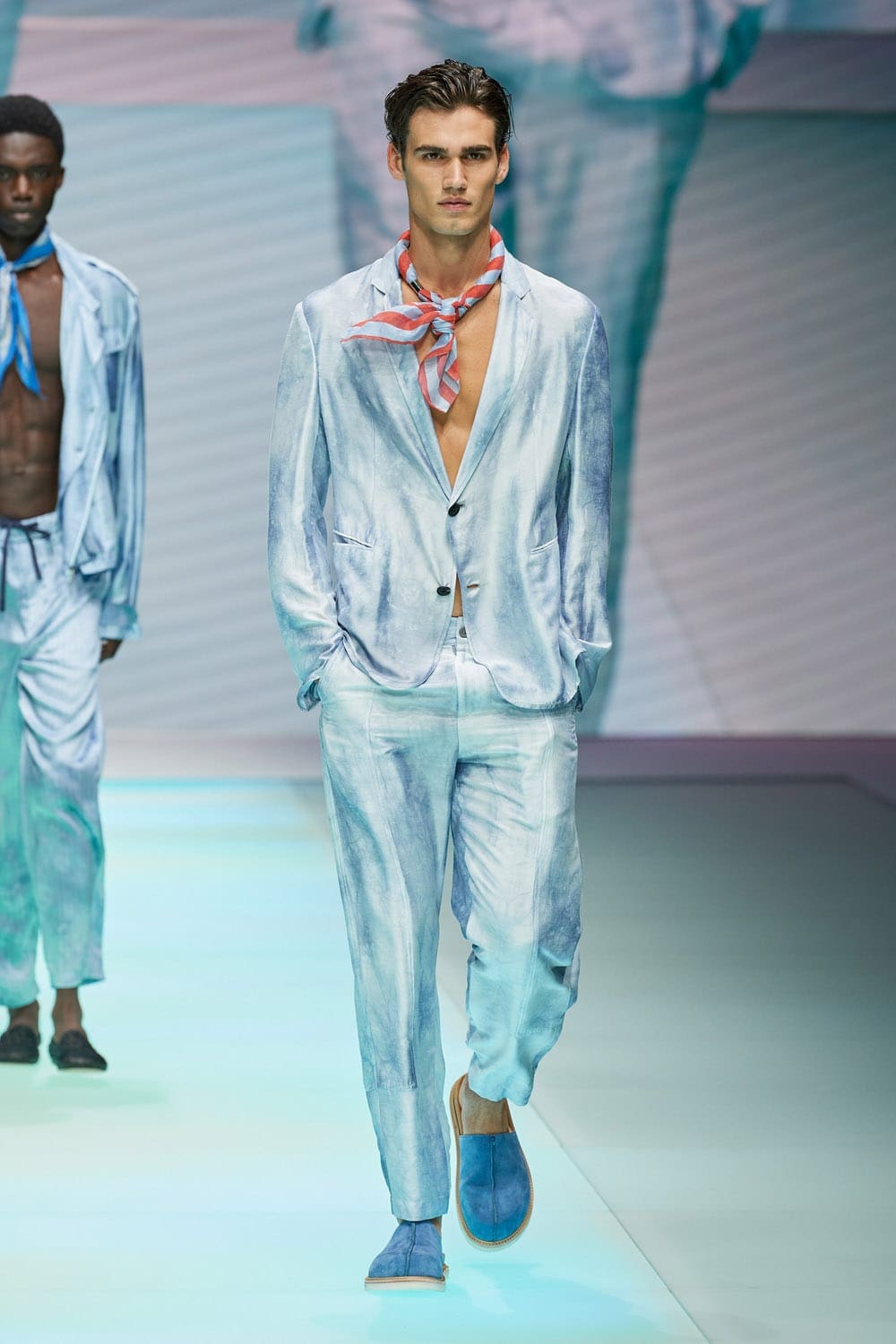 Emporio Armani Spring Summer 2022 por RUNWAY REVISTAEmporio Armani Primavera Verão 2022 por RUNWAY MAGAZINE