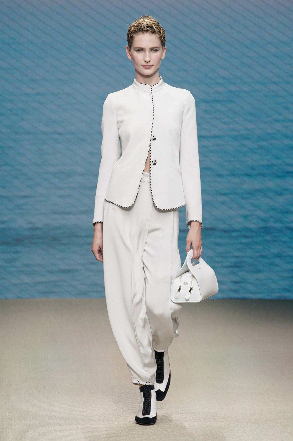 Giorgio Armani Frühling Sommer 2022 Mailand von RUNWAY MAGAZIN