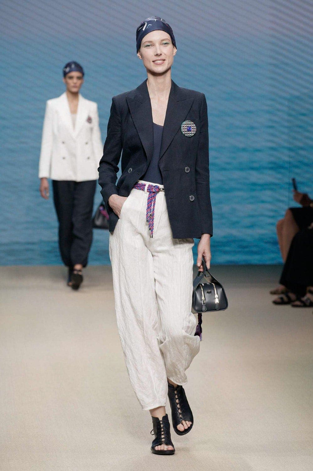 Giorgio Armani Frühling Sommer 2022 Mailand von RUNWAY MAGAZIN