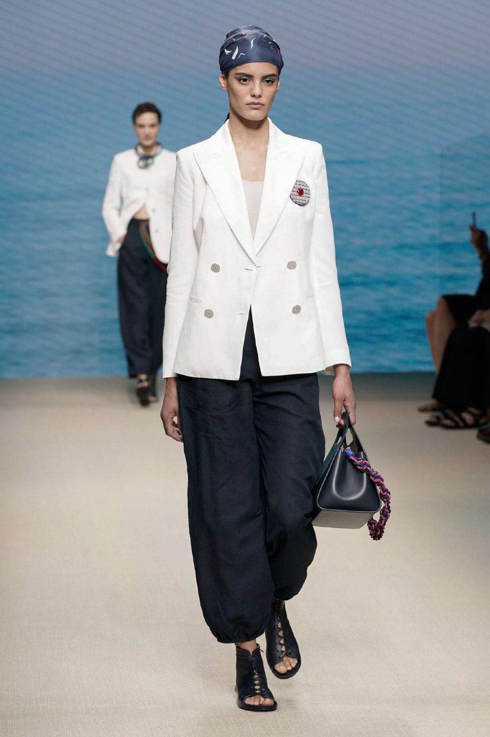 Giorgio Armani Frühling Sommer 2022 Mailand von RUNWAY MAGAZIN
