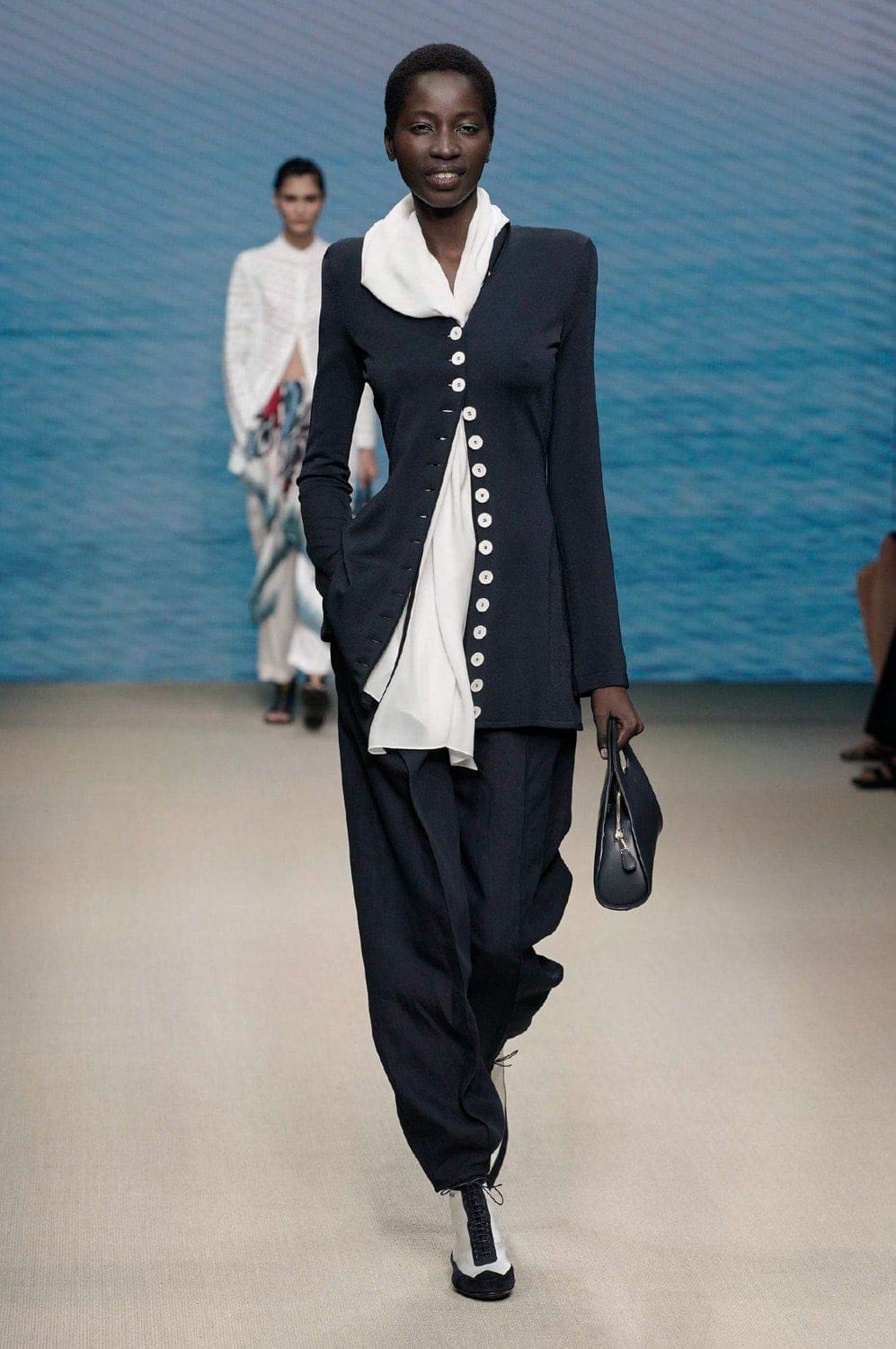 Giorgio Armani Frühling Sommer 2022 Mailand von RUNWAY MAGAZIN