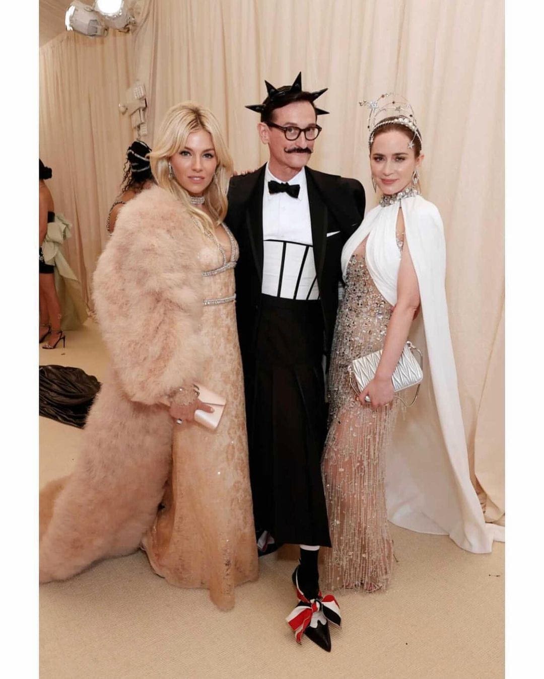 Hamish Bowles in Thom Browne come Lady Liberty, Emily Blunt in Miu Miu, Siennathing al Met Gala 2021