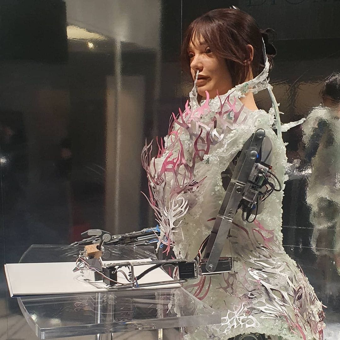 L'artiste robotique AIDA et AUROBOROS - robot modelling couture au VA Museum London 2021
