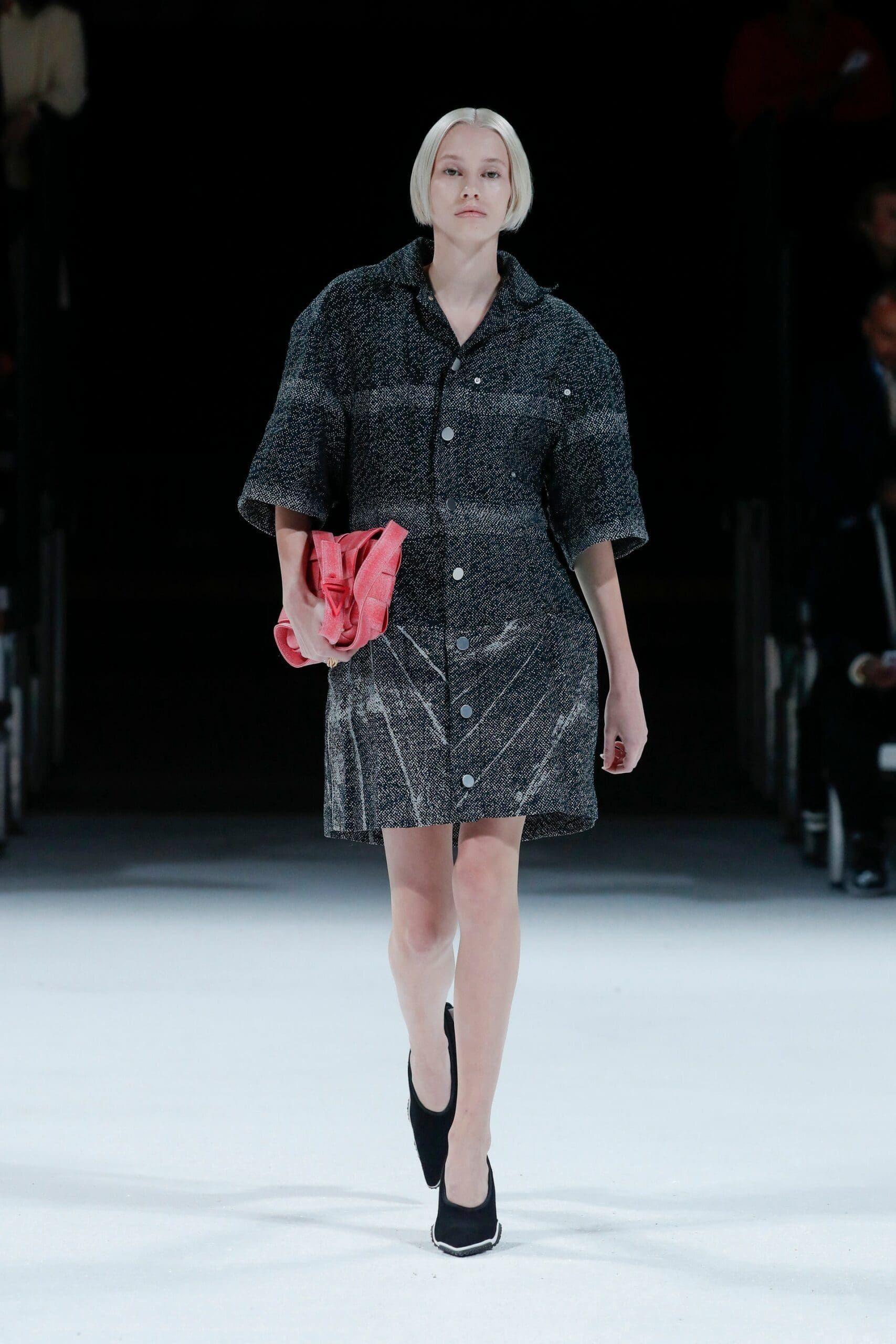 Bottega Veneta Detroit Salon 03 - Primavera de 2022 por RUNWAY MAGAZINE