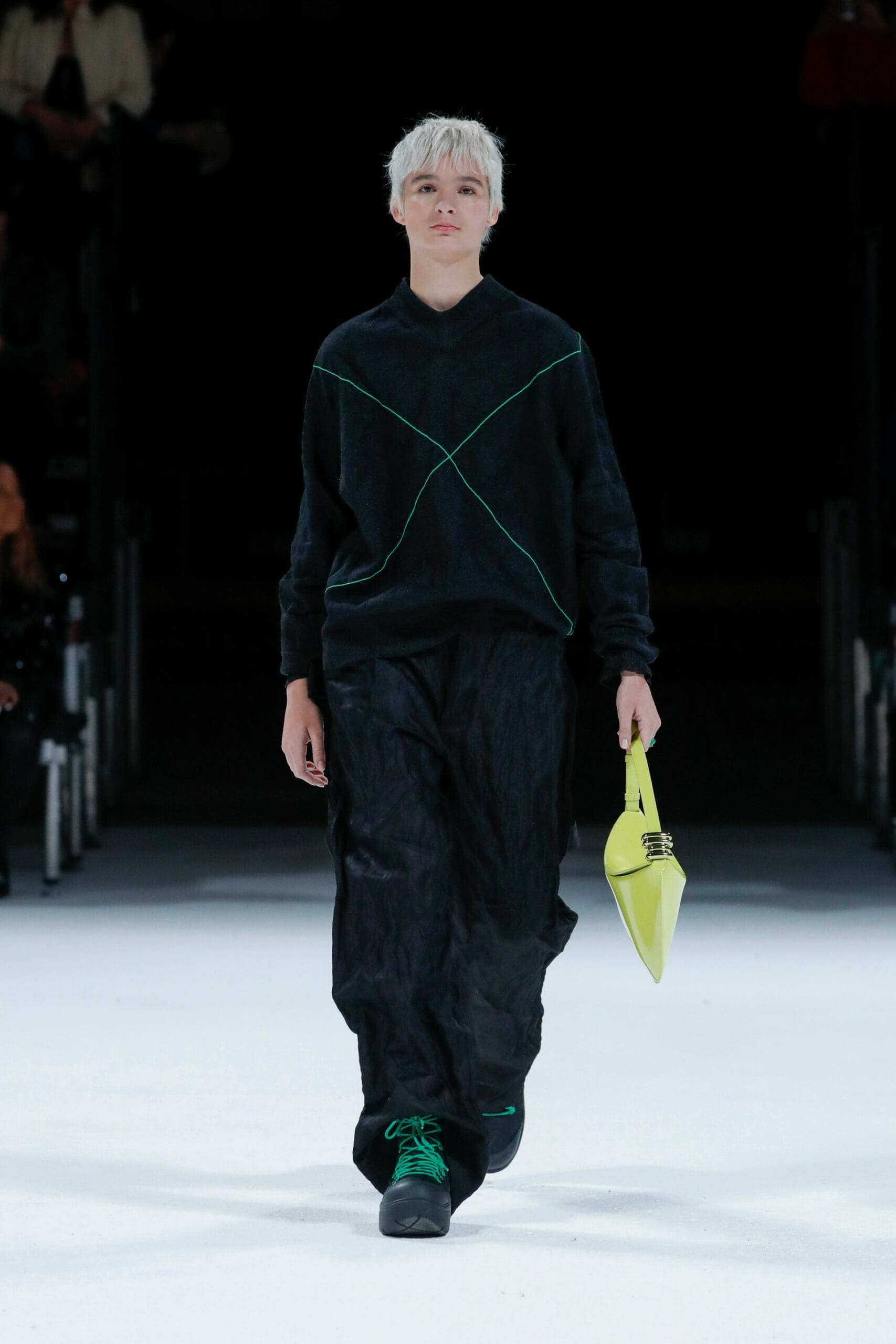 Bottega Veneta Detroit Salon 03 - Primavera de 2022 por RUNWAY MAGAZINE