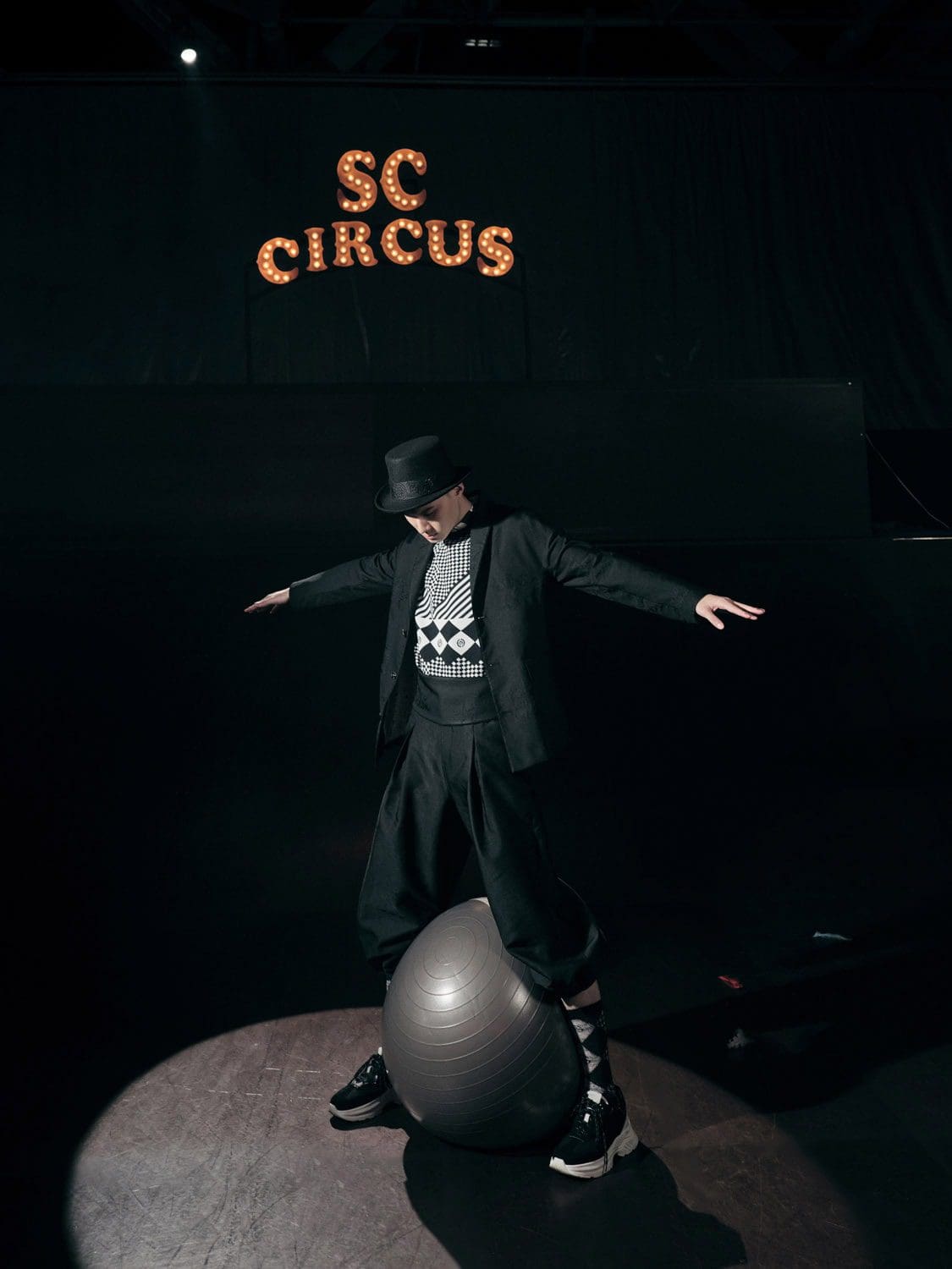 Shiatzy Chen Spring Summer 2022 por RUNWAY MAGAZINE
