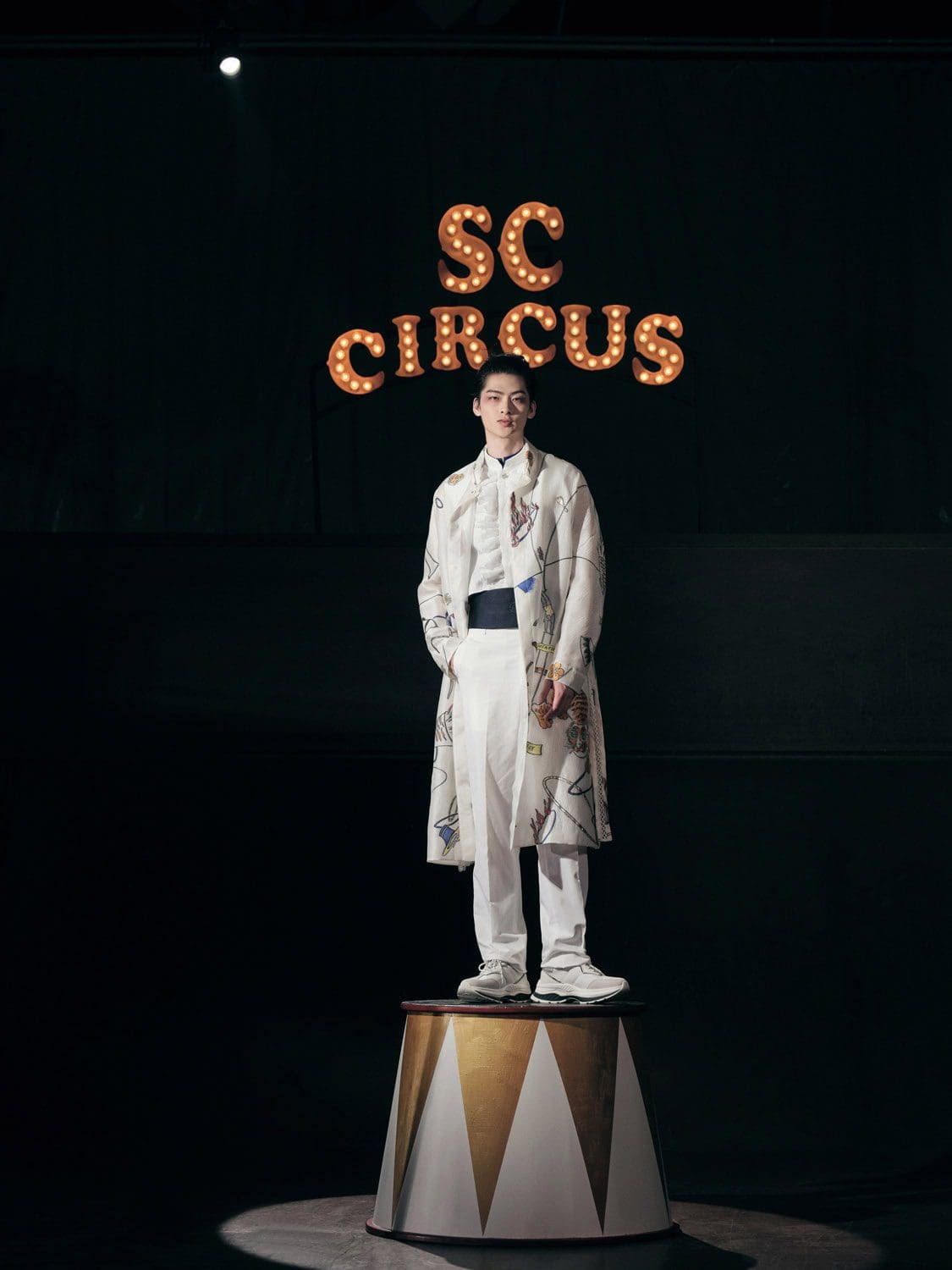 Shiatzy Chen Spring Summer 2022 por RUNWAY MAGAZINE