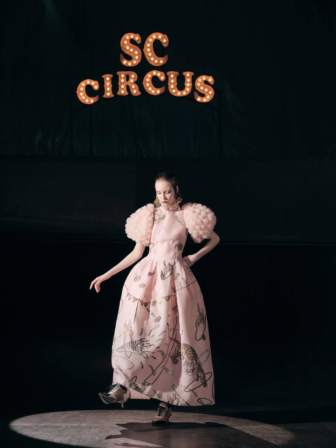 Shiatzy Chen Spring Summer 2022 por RUNWAY MAGAZINE