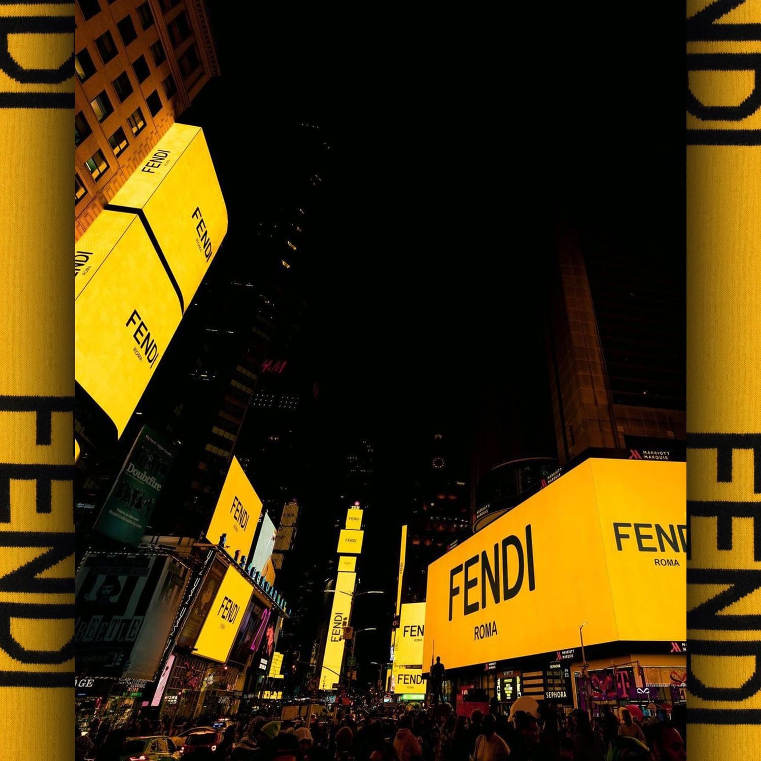 2021 年 XNUMX 月,Fendi 点亮了纽约市时代广场的夜空 RUNWAY 杂志