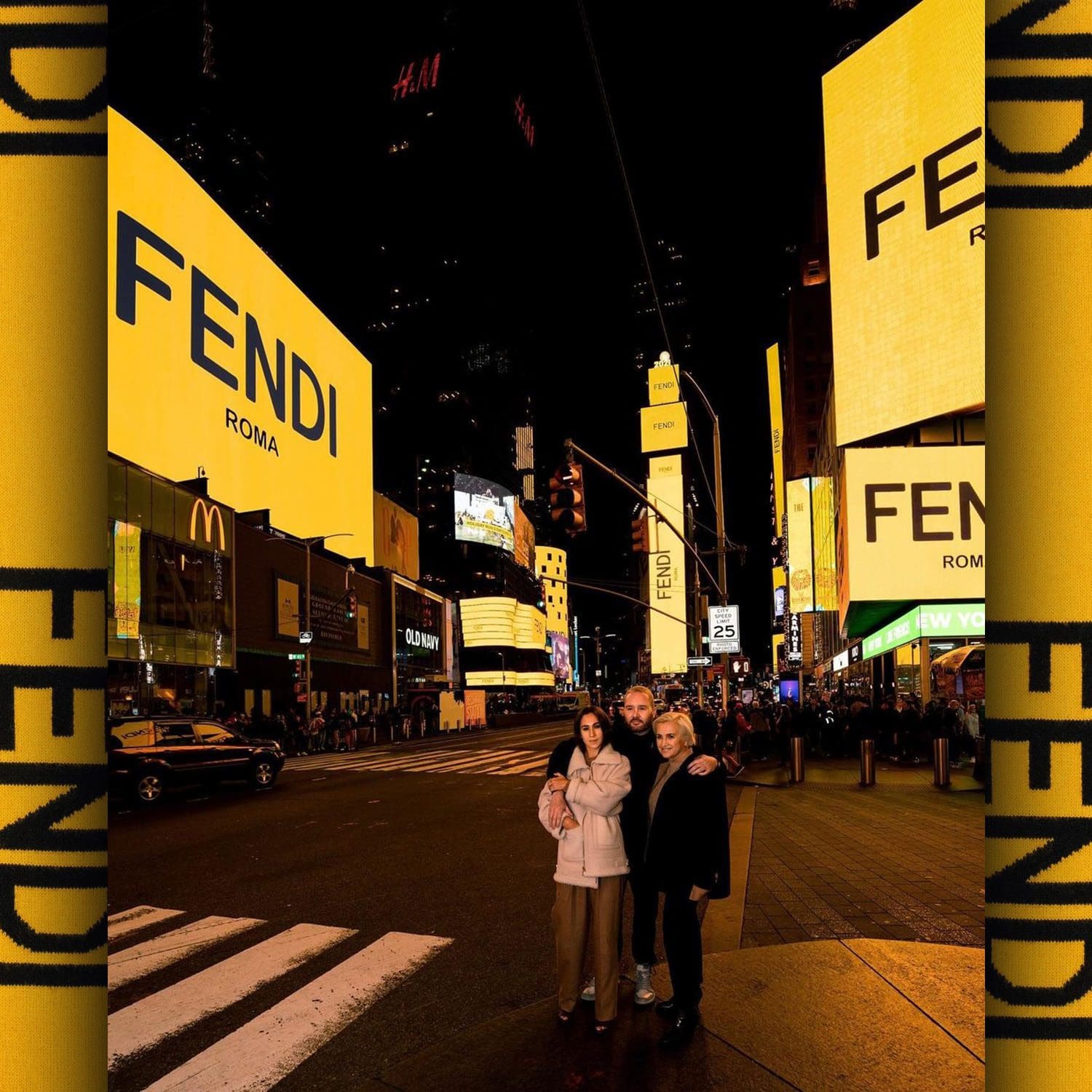 2021 年 XNUMX 月,Fendi 点亮了纽约市时代广场的夜空 RUNWAY 杂志