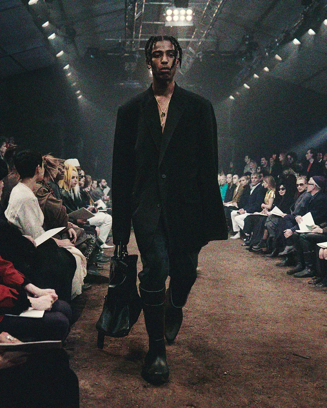 Balenciaga Fall 2022 Show The Lost Tape de RUNWAY REVISTA